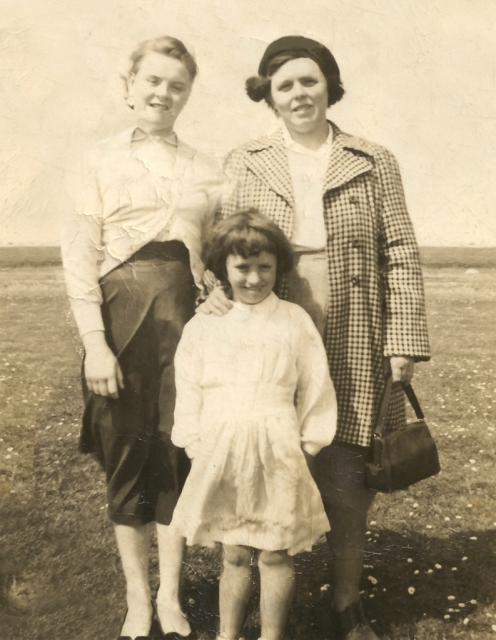 Annie Coyle with daughters Mary Kate & Bridie